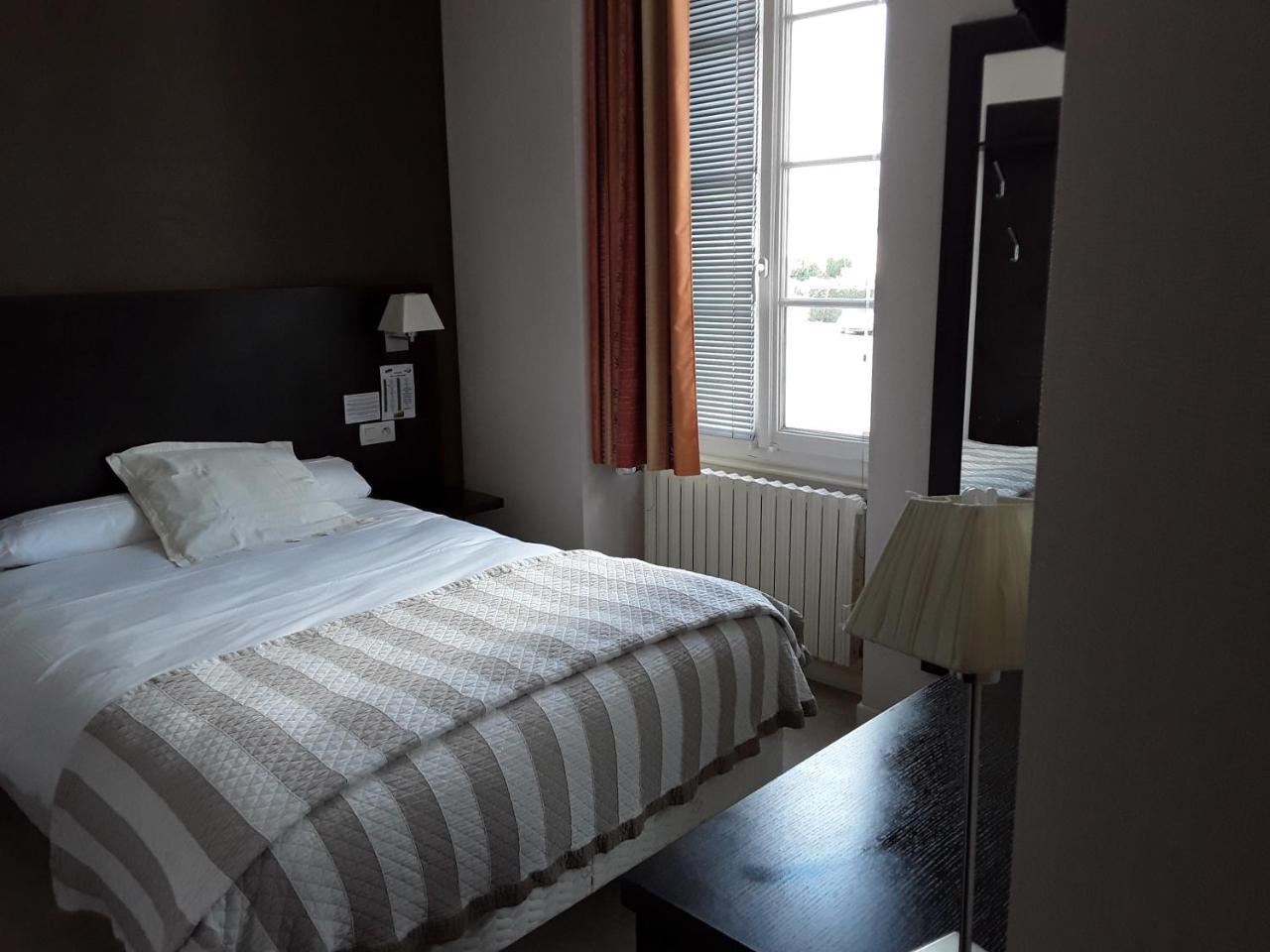 Hotel Le Relais Saint-Quentin-les-Anges Exterior foto